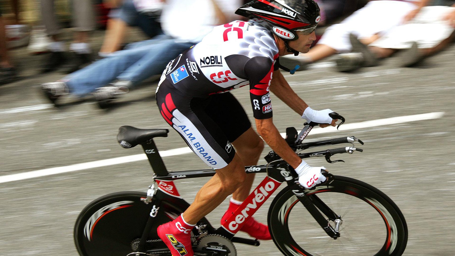 _无人机竞速赛：空中速度的全新体验_，无人机飞行比赛视频